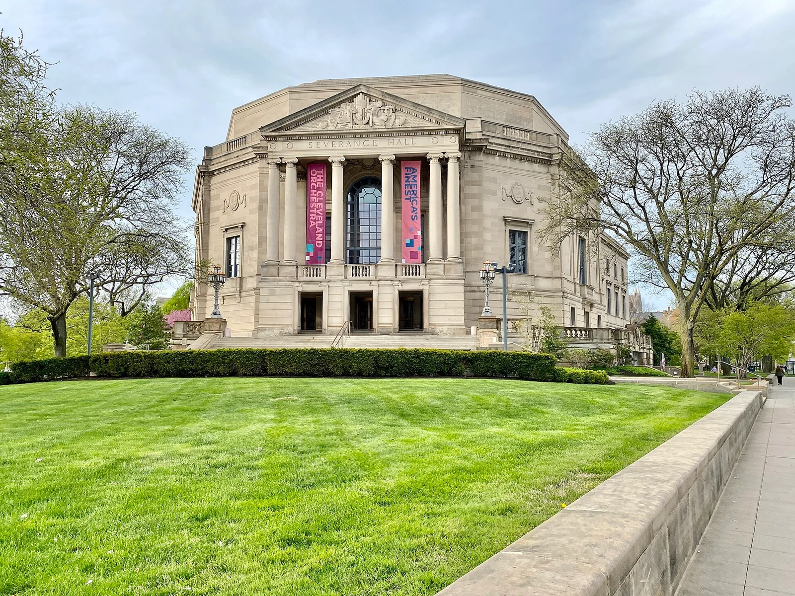 „Severance Hall“ pastatas Klivlande, 2023 m. Vietos iliustracija, ne aptariamo koncerto kadras.