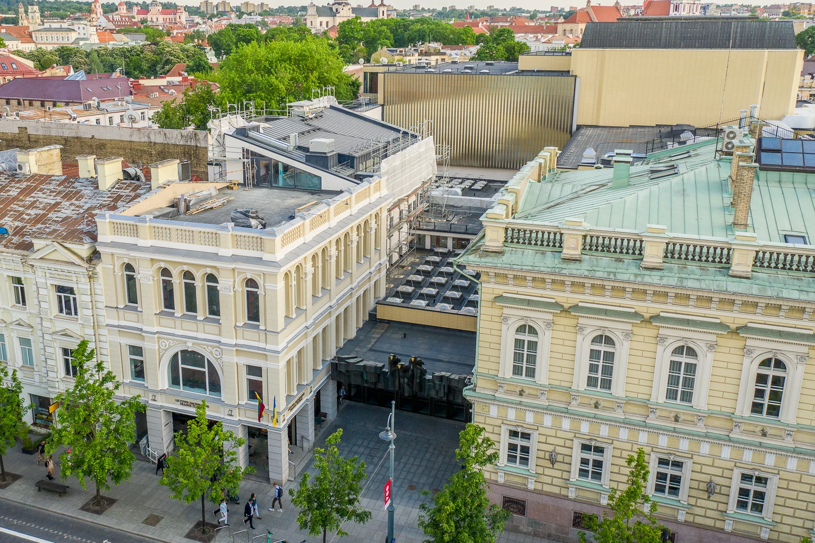 Lietuvos nacionalinis dramos teatras iš viršaus, 2023 m. Tai vietos vaizdas, ne Lauros Kutkaitės portretas ar spektaklio scena.